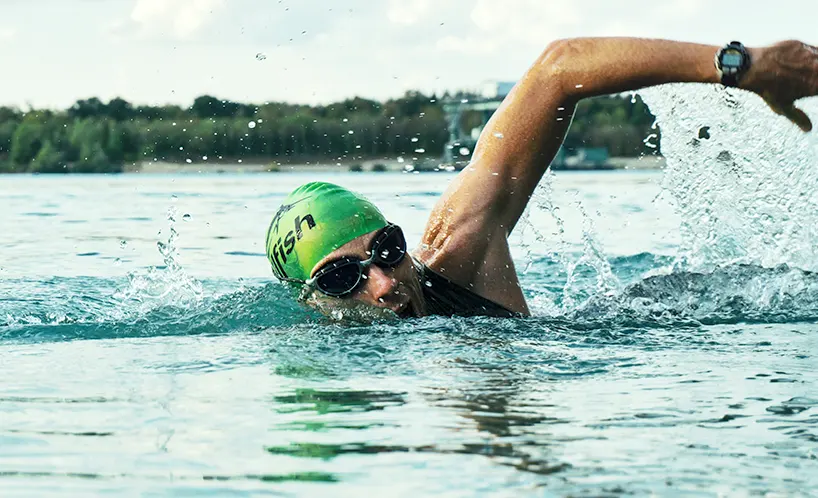水泳選手が泳いでる画像_運動解析のイメージ